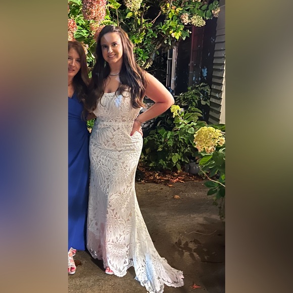 David’s Bridal floral lace halter sheath wedding gown - Picture 3 of 5